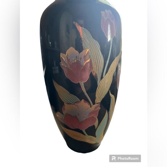 JAPANESE BLACK VASE FLORAL TULIPS MARKED BOTTOM - Picture 4 of 5